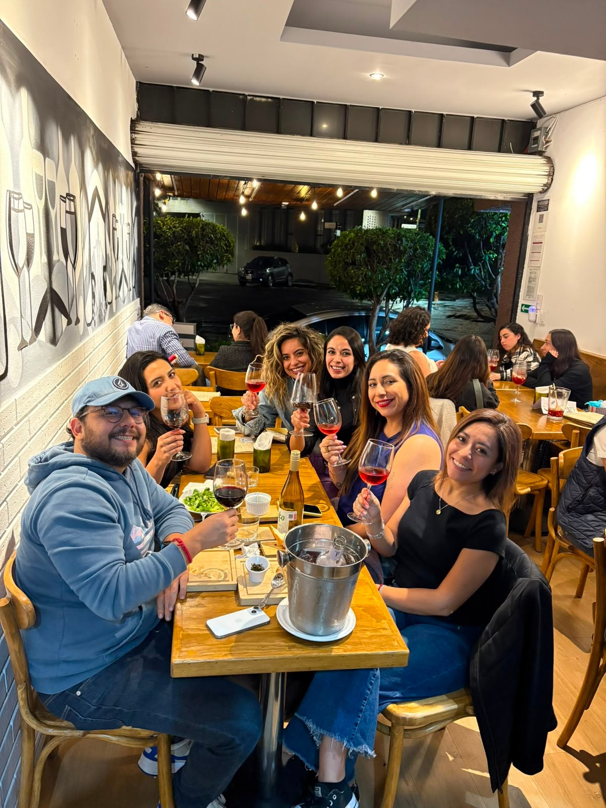 Comensales disfrutando una experiencia Bacareto