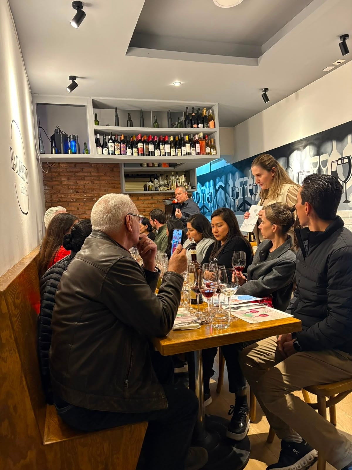 Invitados disfrutando una cata de vinos en Bacareto