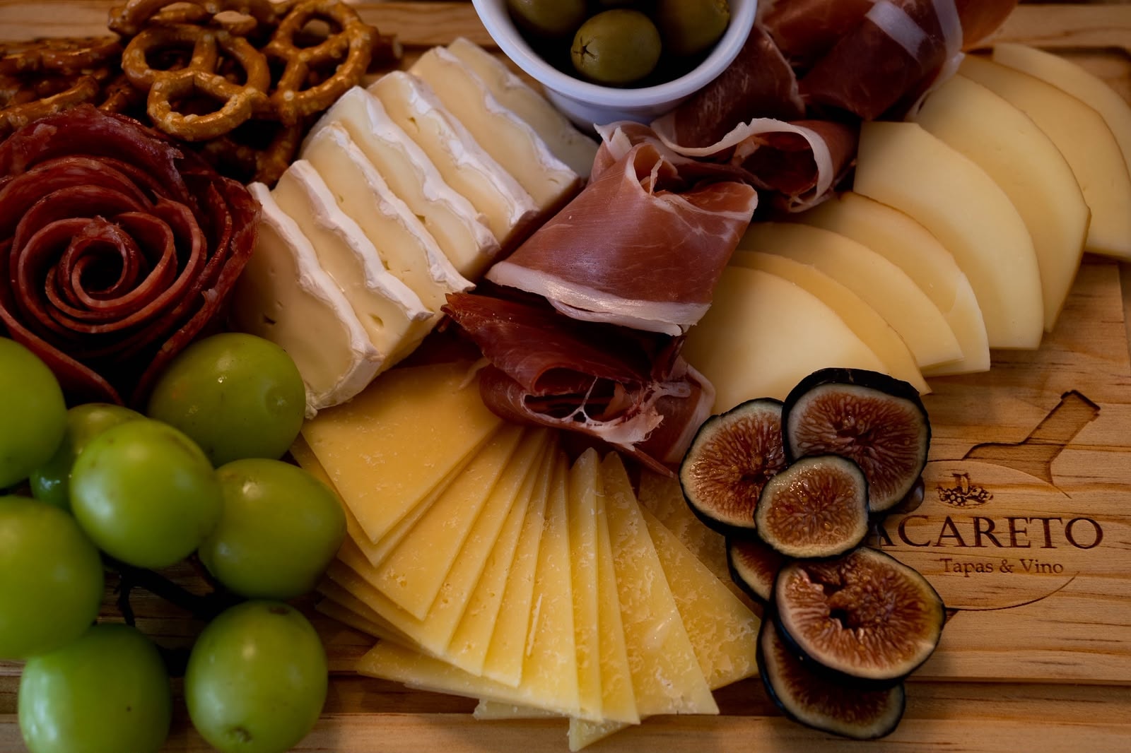 Tabla de tapas Bacareto con embutidos, quesos y bocadillos artesanales