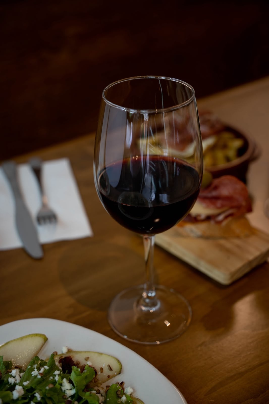 Vino tinto con tabla de tapas en Bacareto