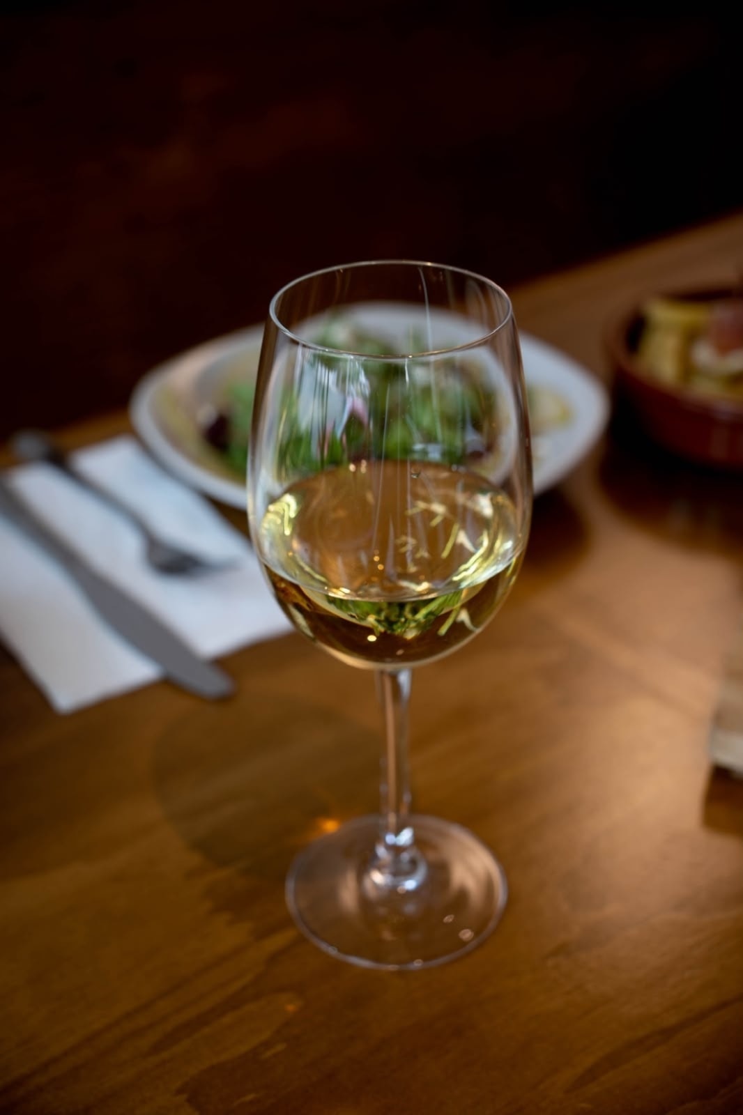Copa de vino blanco en Bacareto